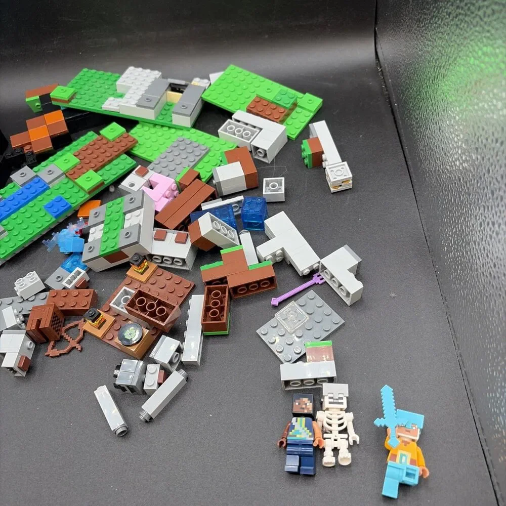 LEGO Minecraft The Sword Outpost 21244 Building Toy 99% Complete